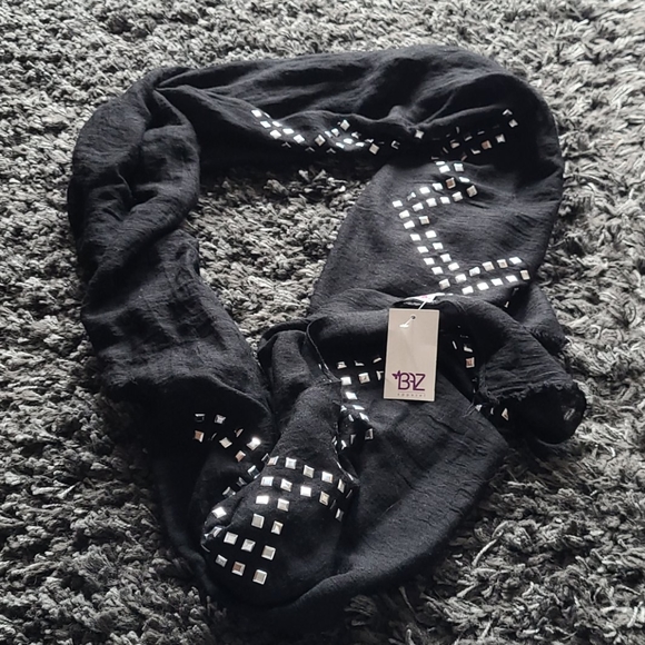 Black studded scarf - Picture 2 of 2